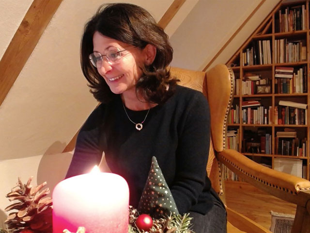 Rektorin Pappler liest eine Weihnachtsgeschichte vor