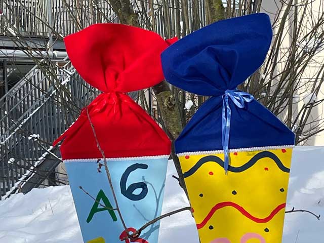 Zwei Schultüten für Erstklässler im Schnee